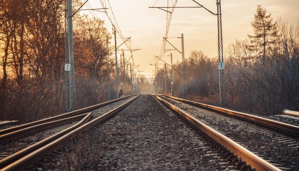 Under året har sjuttio politiker från sju län arbetat i tre temagrupper med fokus på Storregional kollektivtrafik, godstransporter respektive Internationell tillgänglighet- och konkurrenskraft. Foto: michal biernat/unsplash