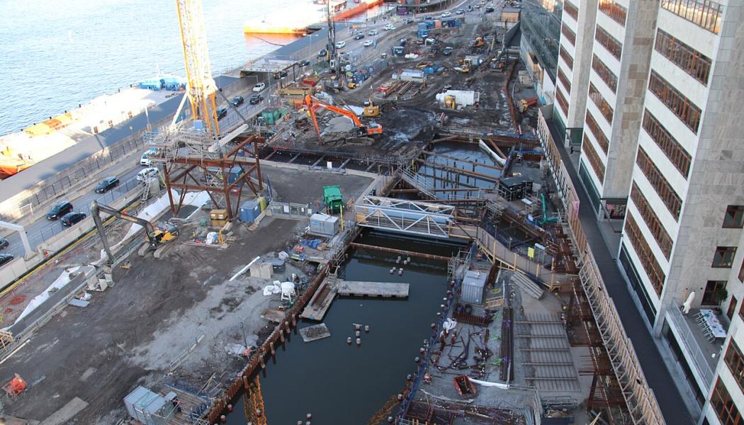 Vy österut från Katarinahissen september 2025. Foto: Sollentuna/Wikimedia Commons / https://commons.wikimedia.org/wiki/File:Slussen_2025-09-27_d.jpg