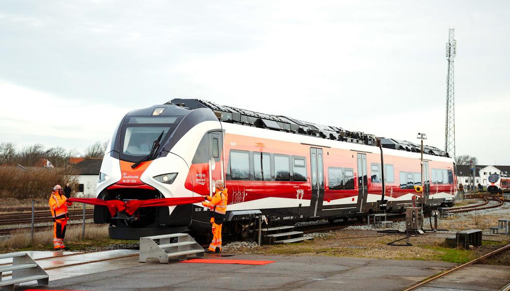 Enligt Siemens Mobility möjliggör detta drift utan koldioxidutsläpp under körning och med lägre ljudnivå än dieseltåg. Samtidigt är räckvidden begränsad, vilket gör systemen beroende av noggrant planerad trafik och tillgång till laddning. För regioner med längre avstånd eller tätare trafik kan lösningen därför få praktiska begränsningar. Foto: Siemens Mobility