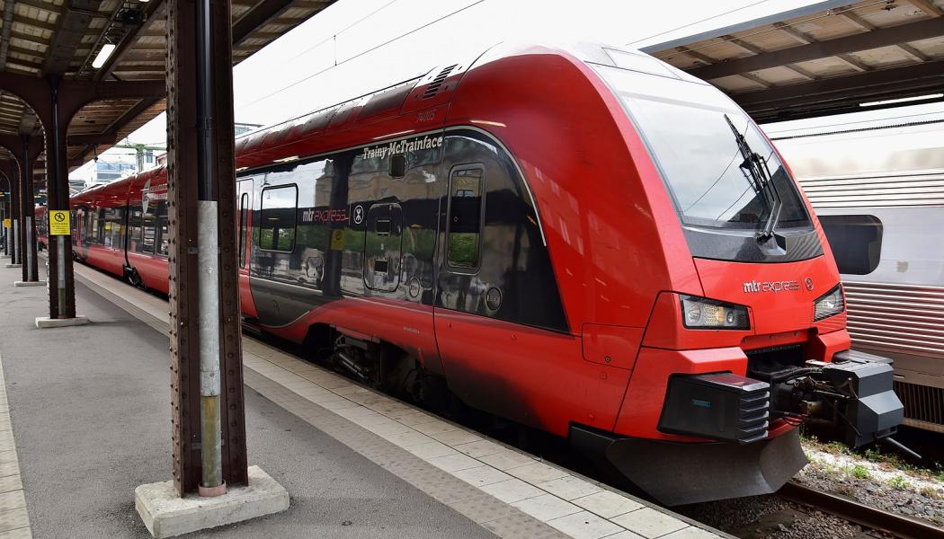 MTR-Express- tåg byggt av Stadler, som bär namnet FLIRT X74 och har klassenhet nr. 74005, mer känd som Trainy McTrainface, väntar här på Göteborgs centralstation efter att ha anlänt från Stockholm. Foto: Wikipedia Common Lic, kredit: Bahnfrend-CC BY-SA 4.0
