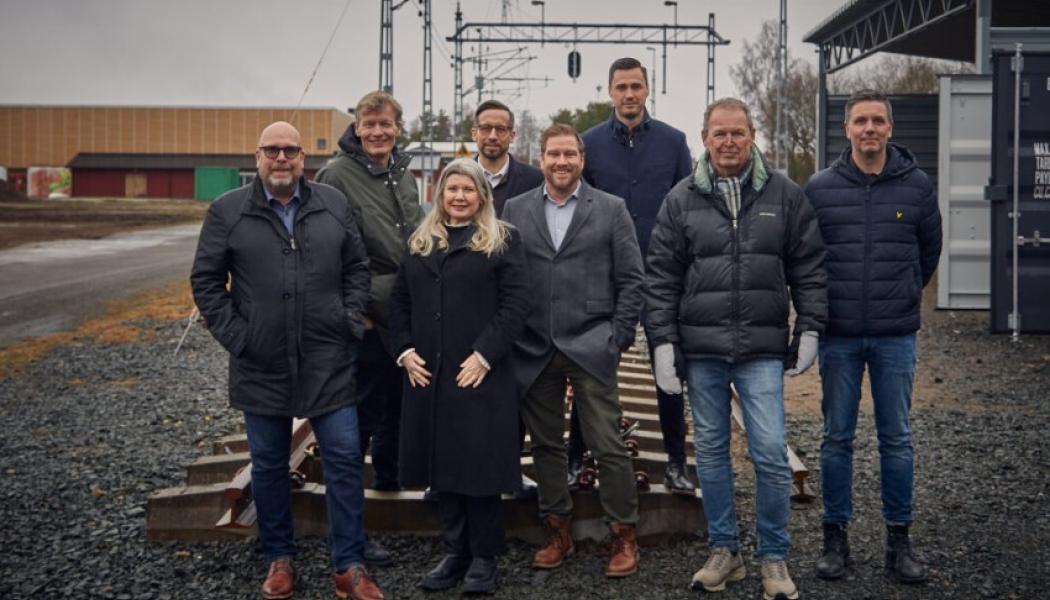 Nässjöakademin och dess övningsanläggning stod värd för workshopen. Från vänster Magnus Larsson näringslivschef i Hallsberg, Claes Johansson näringslivschef i Nässjö, Margareta Berg, Jimmy Larsson och Nicklas Sikström från Järnvägsklustret i Västerås , Dino Keljalic från Railcenter Hallsberg, Hans-Inge Almgren från Nordic Infracenter samt Nässjöakademins Jonas Karlsson. Foto: Amelie Bergman