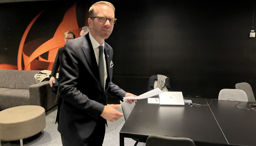 På språng. Andreas Carlsson hade ett späckat schema på transportbranschens stora konferens Transportforum i Linköping, men Nordisk Infrastruktur lyckade få en kort intervju med infrastrukturministern. Foto: Anders Carlsson


