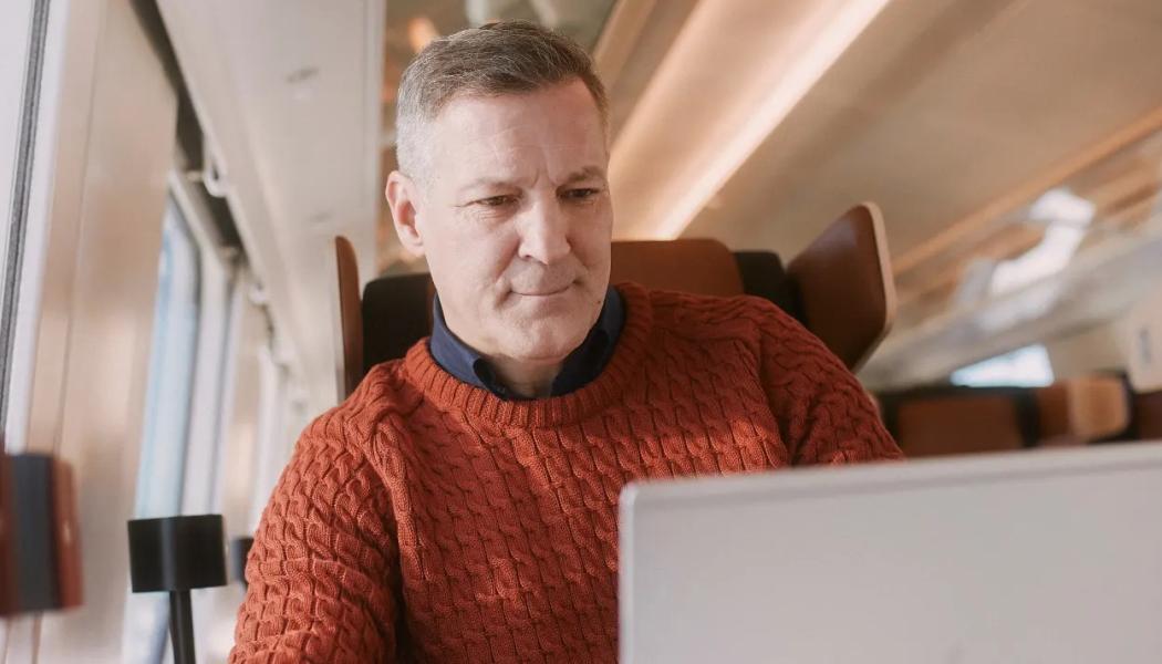 Förbättringar av tågtrafikens datatäckning och nätverkskommunikation är en samlad ansträngning som kräver engagemang från flera håll. VR:s ledningsråd uppmanar till fortsatt och fördjupat samarbete för att utveckla och förbättra infrastrukturen längs spåren, vilket i sin tur kommer att höja standarden på tågresandet i Finland. Foto: VR