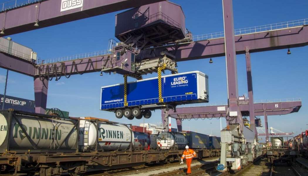 Intermodal transportsätt minskar miljöpåverkan från godstransporter. Järnvägstransporter säkerställer en nyttolastkapacitet som är 15 procent större än för vägtransporter och utgör ett betydande bidrag till minskningen av koldioxidutsläppen. Foto: Kombiverkehr AG