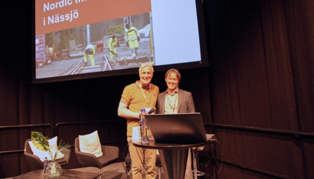 Matz Magnusson, verksamhetsledare på Nordic Infracenter välkomnade Dan Olofsson till Nordic Infracenters föreläsningar på Train & Rail. Foto: Nordic Infracenter