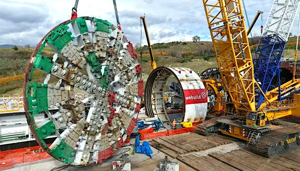 Webuild-koncernens största mekaniska tunnelborrmaskin i Europa – TBM – startade sina motorer på höghastighetsbanan Salerno–Reggio Calabria för att gräva Saginara-tunneln på etapp 1A Battipaglia–Romagnano. Arbetet utförs av ett konsortium av företag under ledning av Webuild på uppdrag av RFI. Foto: Webuild