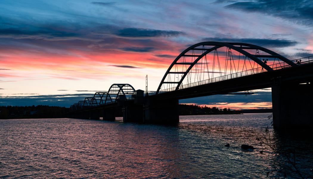 Den östliga dragningen lyfts fram som ett alternativ som skulle stärka integrationen mellan olika transportslag och främja en mer effektiv regional utveckling. Älvbro i Luleå. Foto: Casper van Battum/Unsplash