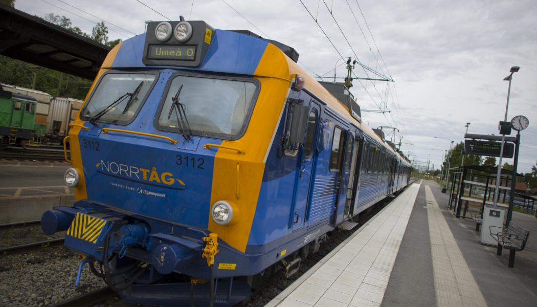 De nya tågen som upphandlas ska ersätta befintliga fordon som når sin tekniska livslängd under kommande år. På bilden syns ett X11-tåg. Foto: Norrtåg