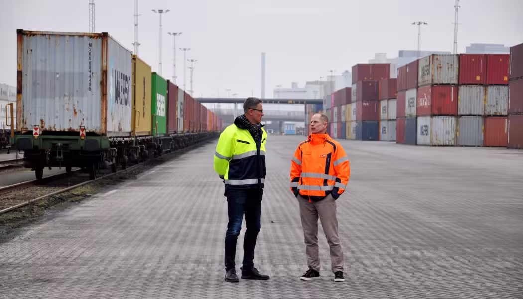Danias vd Mikael Andersson och Anders Paulsson från hamnen har arbetat i nära samarbete för att etablera det nya transportnätverket på räls. Foto: Helsingborgs Hamn