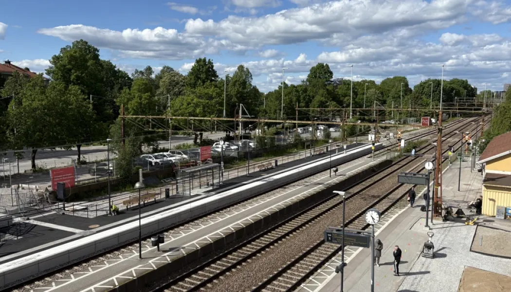 Ny plattform på västra sidan om spåren. Persontågen stannar nu på spår 1 (på östra sidan om järnvägen) och spår 30 (på västra sidan om järnvägen), medan godstågen fortsatt går på spår 2 (mittenspåret) och spår 1 (det östra spåret). Foto: Trafikverket