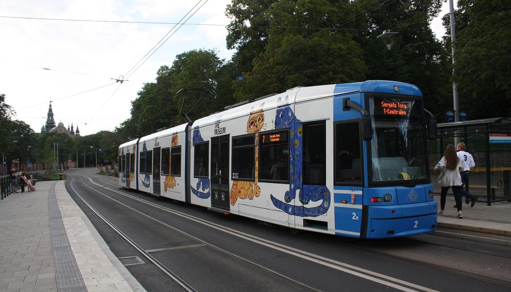Spårvagn av typen A34 utanför Liljevalchs/Gröna Lund. i Stockholm. Foto: AleWi/Wikimedia Commons/https://commons.wikimedia.org/wiki/File:Stockholm,_sp%C3%A5rvagn,_2014,_12.jpg