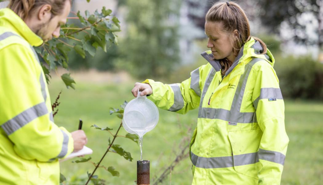 Genom att installera grundvattenrör på en mängd olika platser är det möjligt att få en heltäckande bild av hur vattnet rör sig i marken. Foto: Region Stockholm/Liza Simonsson