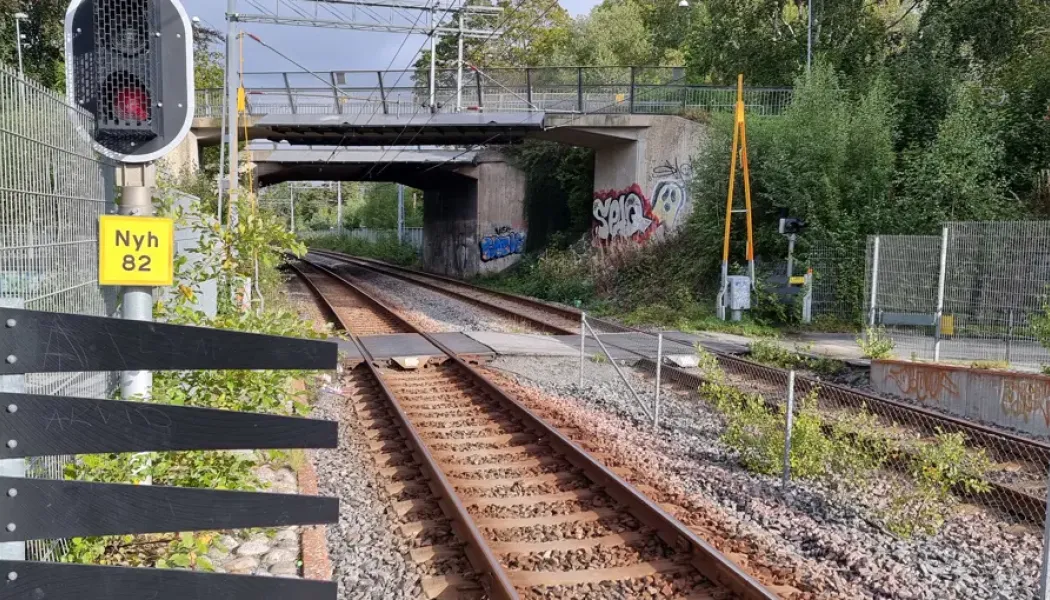 Trafikverket planerar åtgärder vid Nynäsgårds station för att förbättra säkerheten längs Nynäsbanan. Bakgrunden är återkommande problem med personer som tar sig över spåren trots nedfällda bommar. Foto: Trafikverket