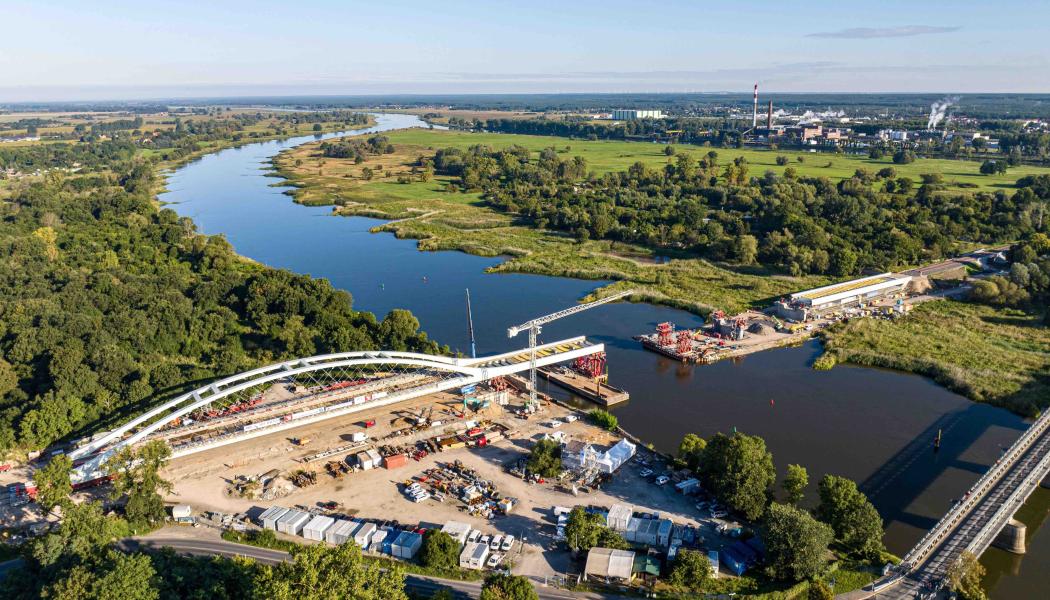 Ny innovativ bro över floden Oder vid gränsen mellan Tyskland och Polen. Foto: Mammoet Marketing & Communications