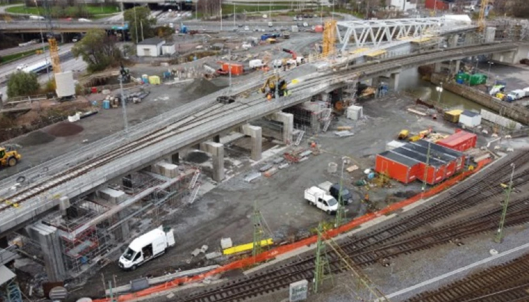 Det råder full aktivitet i Olskroken planskildhet med förberedelser för godsspåret som ska kopplas in i början av december. Foto: Trafikverket