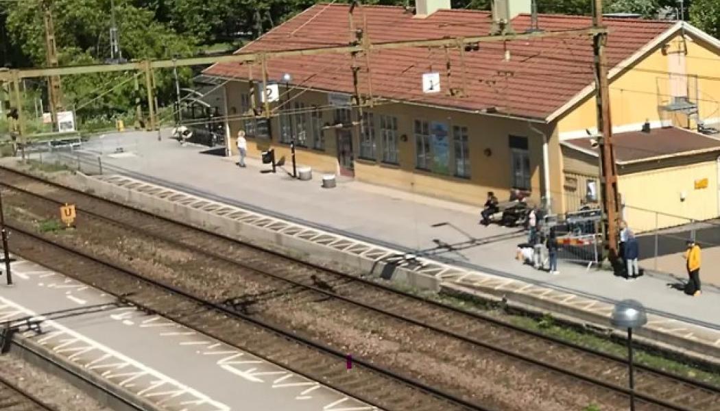 En ny plattform på västra sidan av spåren kommer att byggas. Plattformsövergångendär resenärer har behövt att korsa två spår i markplan för att ta sig till och från tåget  kommer att stängas. Mittplattformen kommer att rivas. Foto: Trafikverket