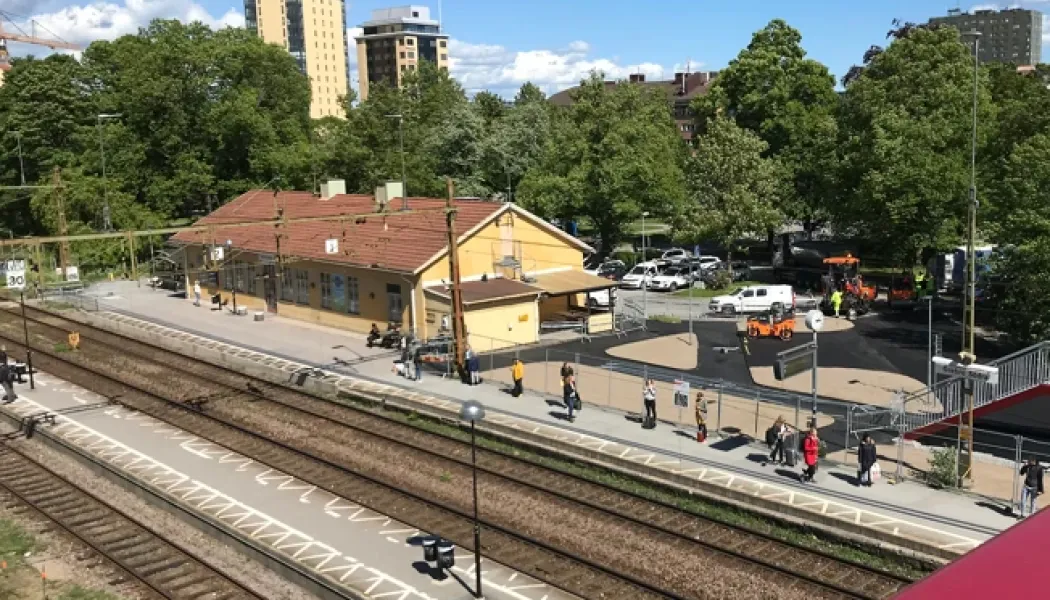 För att öka säkerheten vid Örebro Södra ska en ny plattform byggas på västra sidan av spåren. I samband med det kommer mittplattformen att rivas och plattformsövergången att stängas. Foto: Trafikverket