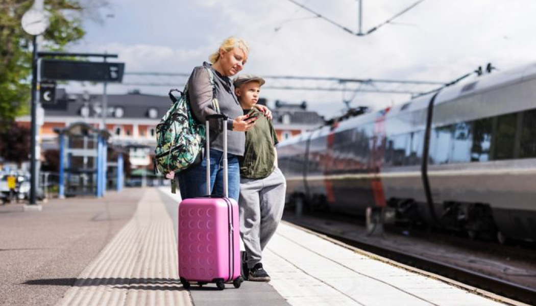 Familj med resväska väntar på tåg Fotograf/Källa: Öresundståg/Apelöga