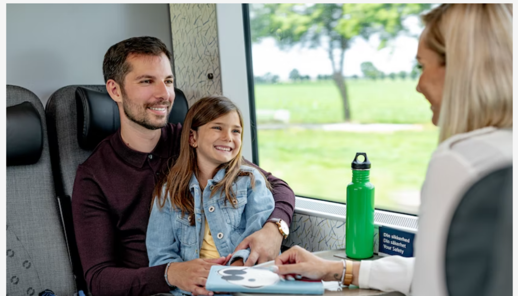 Familj på resa med Öresundståg. Foto: Öresundståg