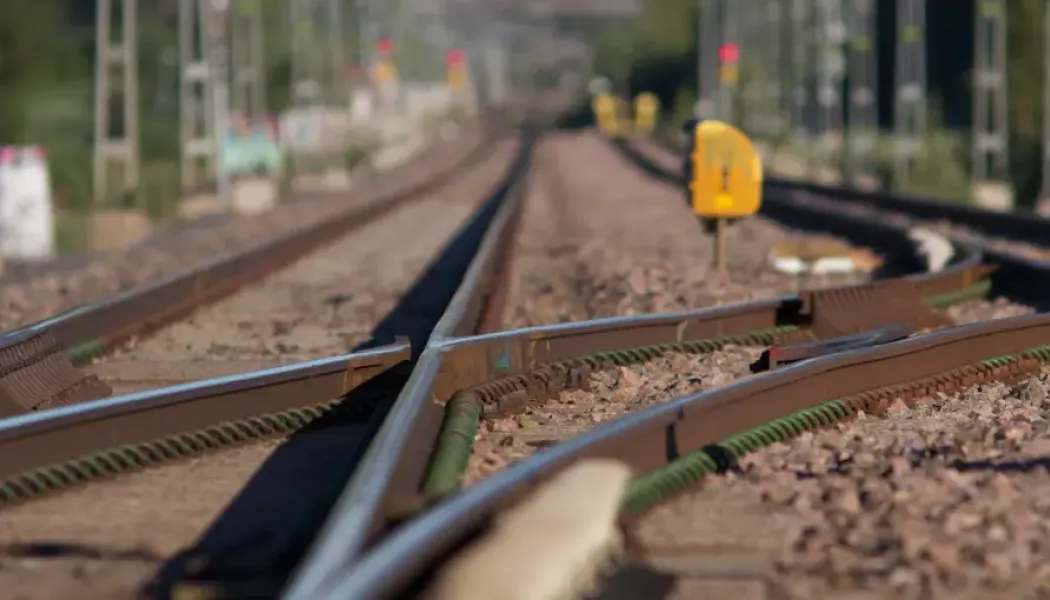 För att hålla kostnaderna nere föreslås nu att järnvägsspåren istället läggs på marken. Foto: Trafikverket