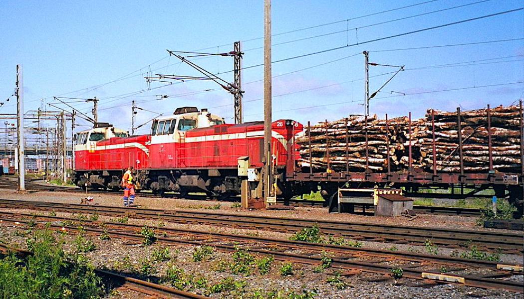 Virkestransport genom bangården, med dubbel Dv12-lok i Uleåborg. Foto: Wikipedia Common, kredit: Methem (Mikko J. Putkonen) 