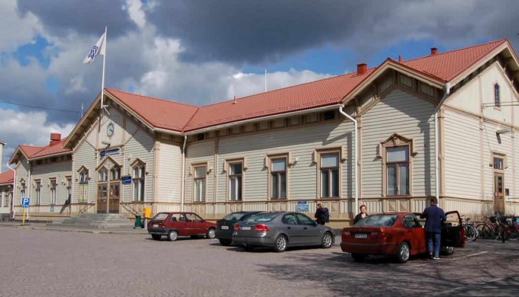 Järnvägsstationen i Uleåborg byggdes 1886 när Österbottniska järnvägen nådde staden. Järnvägen från söder till Uleåborg elektrifierades 1983 med hjälp av kontaktledningar på 25 kV. Elektrifieringen norrut från Uleåborg till Rovaniemi blev inte klar förrän 2004. År 2006 elektrifierades även järnvägen från Uleåborg till Idensalmi. De snabbaste tågen från Uleåborg till Helsingfors trafikeras av VR:s Pendolino-tåg. Foto: Wikipedia Common, kredit: TeVe