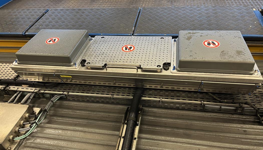Installation av OxBox på tak till regionaltåg i Sverige. Denna OxBox är bestyckad med en kommunkationsgateway inkl. 2x 5G-modul och 1x 4G-modul för 450 MHz samt totalt 11x antennelement (varav 2 inte syns i bild). Foto: Anton Törnblom