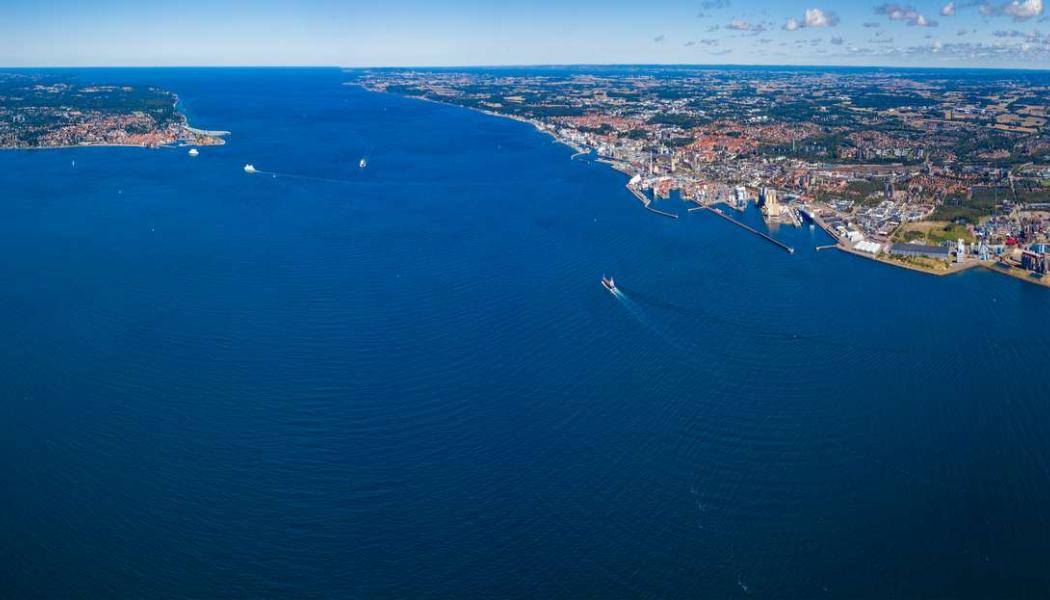 Öresund från ovan, med Helsingör och Helsingborg i fjärran. Foto: Helsingborgs stad