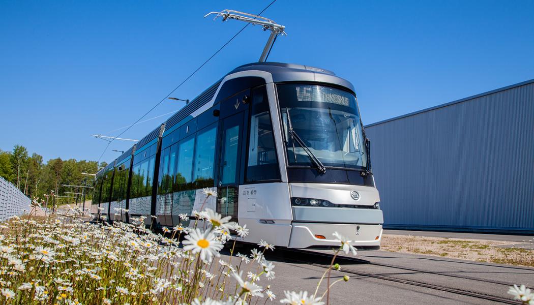 Snabbspårvagn 15 mellan Helsingfors Östra centrum och Kägeludden
Snabbspårvagnen går nu var 8:e minut, men i framtiden går spårvagnen så ofta som var 6:e minut. Upplev en helt ny nivå av resekomfort och njut av bekvämare resor med mer utrymme. I och med den nya snabbspårvägen får helt nya områden spårvagnstrafik. Den erbjuder också bytesförbindelser till metron och närtåg. Foto: Helsingfors Stadstrafik AB