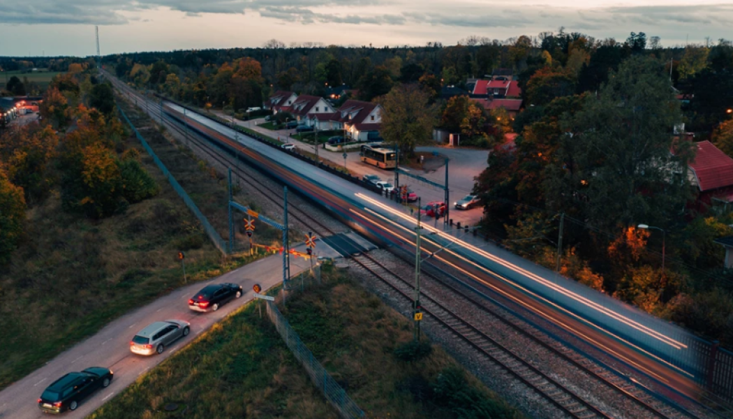 Trafikverket arbetar med att höja säkerheten vi plankorsningar. Foto: Trafikverket