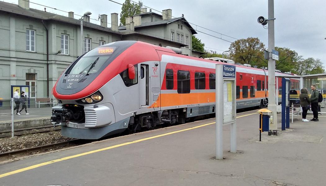PolRegio tåg av typ EMU anländer till Opoczno på perrongen för stationen Tomaszów Mazowiecki. Foto: Wikipedia Common, Kredit: Warszawska róg Szerokiej w Tomaszowie Mazowieckim w województwie łódzkim, PL, EU. CC0
