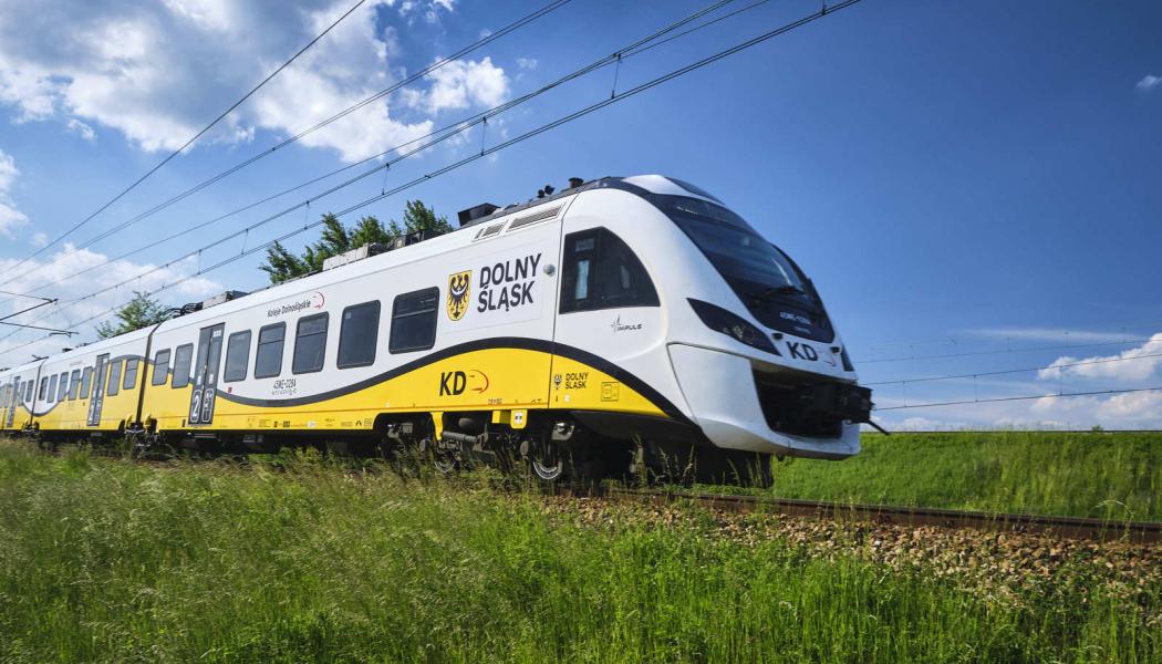 Det totala värdet på ordern är nästan 438 miljoner polska zloty, vilket motsvarar cirka 103 miljoner euro. Varje tåg kostar ungefär fyrtiofyra miljoner zloty, där majoriteten av summan täcker själva fordonet medan resterande belopp går till ett sexårigt underhållsavtal. Foto: Koleje Dolnośląskie