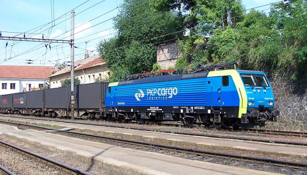 Ett polskt PKP-tåg anländer till Prag. Foto: Wikipedia Common, kredit:ŠJů (cs:ŠJů)