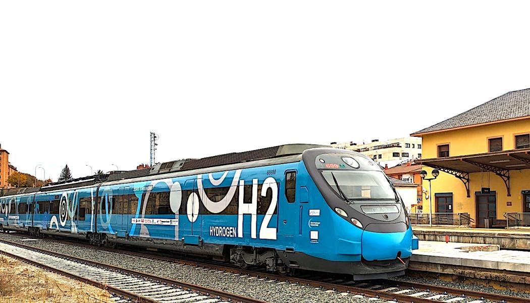Syftet med de nya testerna är att utvärdera tågets prestanda och simulera kommersiella tjänster. Tåget kombinerar effektiviteten hos bränsleceller med batterilagring och kan köras på elektrifierade avsnitt, vilket ger en effektivare energianvändning och större självständighet.
Foto: ADIF

