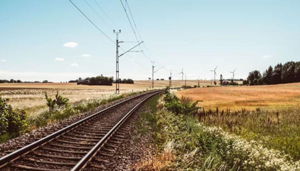 Kontaktledningsbyte mellan Helsingborg – Teckomatorp där ca 37 000 meter kontaktledning och cirka 500 stolpar byttes ut. Foto: Trafikverket