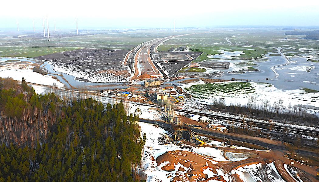 Byggnadsarbeten utförs på två sektioner av linjen mot den lettiska gränsen – 10 km på Šveicarija-Žeimiai-sträckan och 17,7 km på Žeimiai-Šėta. De största framstegen uppnåddes i den första delen - byggandet av två djurkorsningar och färdigställandet av tunneln nära bosättningen Čiūdai, samtidigt som byggandet av en bro över floden Lankesa och andra arbeten som är nödvändiga för installationen av järnvägsbanken , är halvvägs klara. Under tiden, i sektionen Žeimiai-Šėta, har nästan alla förberedande arbeten för byggandet av järnvägsvallen och tekniska strukturer slutförts. Foto: Rail baltica