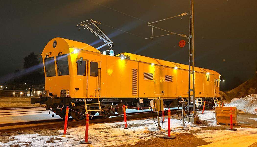 Maskinen har både arbets- och laddningskapacitet via kontaktledningssystemet. Foto: Railcare