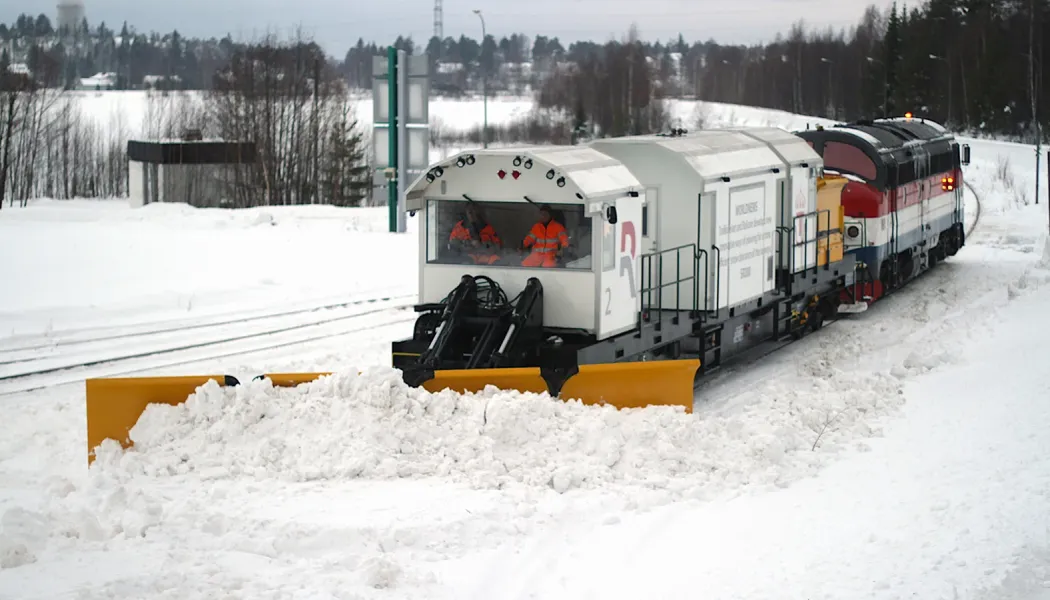Röjningslok med snöplog. Pressfoto: Railcare