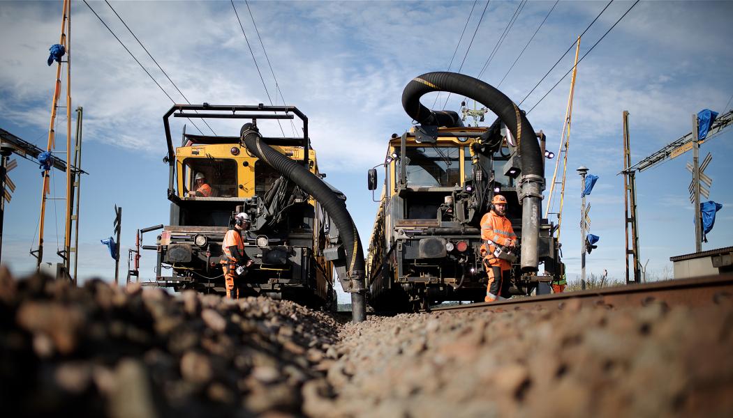 Railvac är en dieseldriven vakuummaskin som används för exempelvis kabelhantering och ballastarbete. Foto: Railcare