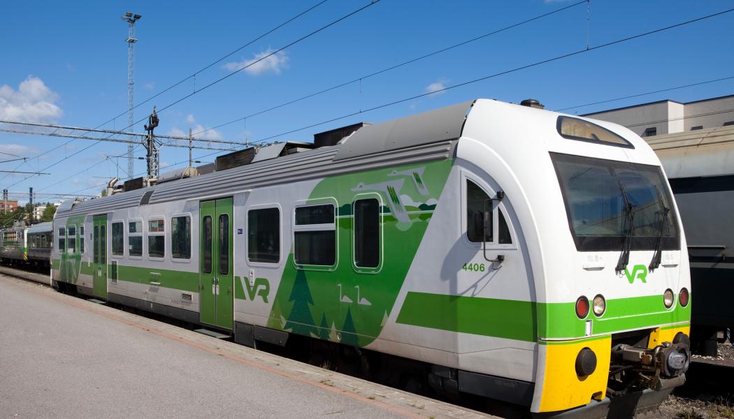 Rälsbussar är dieseldrivna tåg som är utformade för att användas på järnvägssträckor som saknar elektrifiering och där elektriska motorvagnar inte kan trafikera. Dessa rälsbussar har tillverkats av den tjeckiska tillverkaren ČKD Vagonka. Deras topphastighet ligger på 120 km/h. Foto: VR