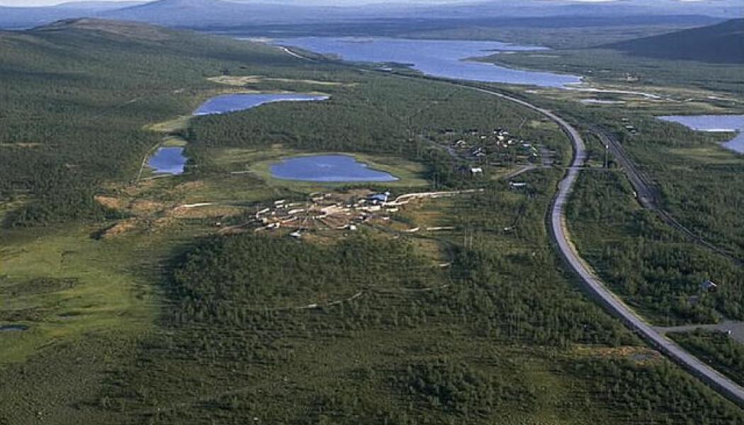 Rensjön. Malmbanan (Ofotenbanan) i bildens högra del. Foto: Jan Norrman/Wikimedia Commons