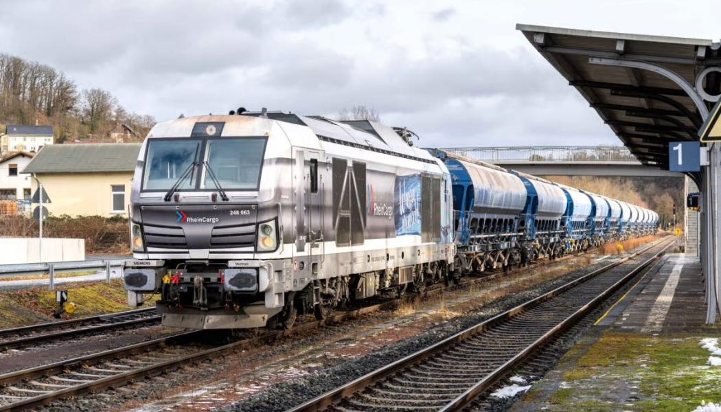 RheinCargo transporterar kalk med Vectron-lok till thyssenkrupp Steels anläggning i Duisburg-Nord. Foto: RheinCargo.