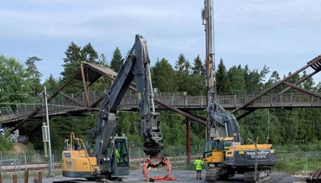 Pålning inför nedtagning av den gamla bron genomfördes hösten 2022. Foto: Haninge kommun
