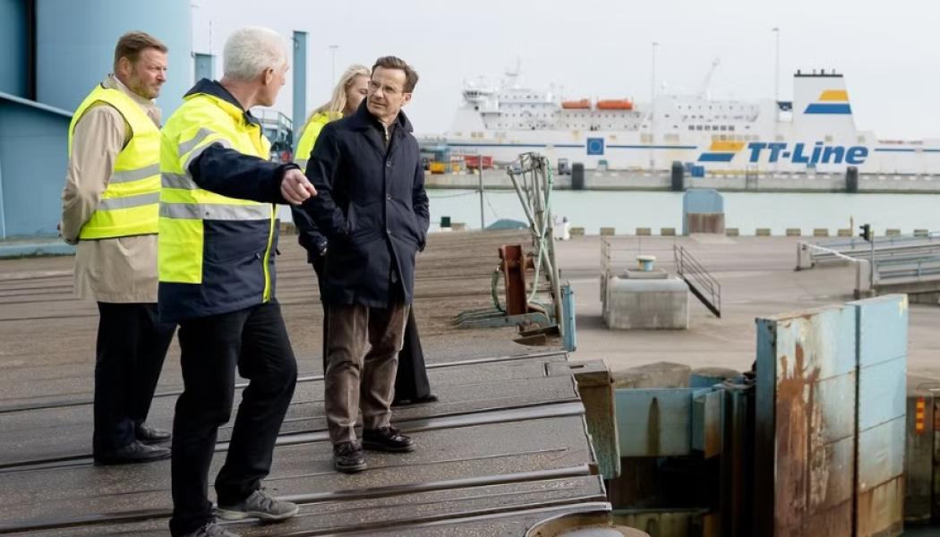 Säkerhetschef Krister Jonsson visar tågklaffen i Trelleborgs Hamn. Foto: Magnus Liljegren Regeringskansliet