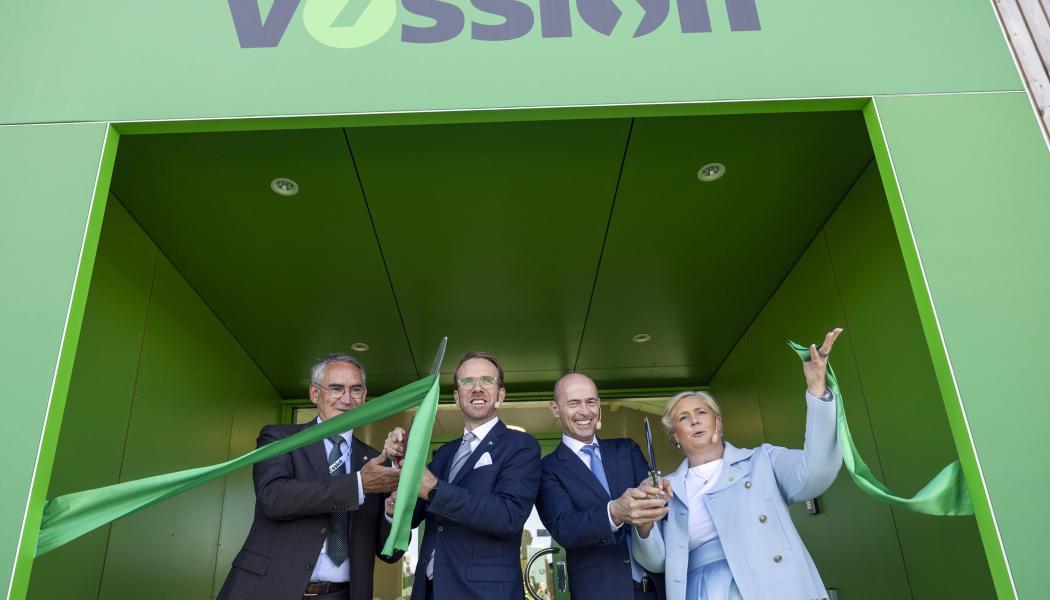Vosslohs nya växelfabrik på Sannahed invigdes Roberto Maiorana, generaldirektör Trafikverket, Andreas Carlson, infrastruktur- och bostadsminister, Oliver Schuster, vd Vossloh och Camilla Helgesson, Sverigechef Vossloh. FOTO: Vossloh/Kasper Dudzik