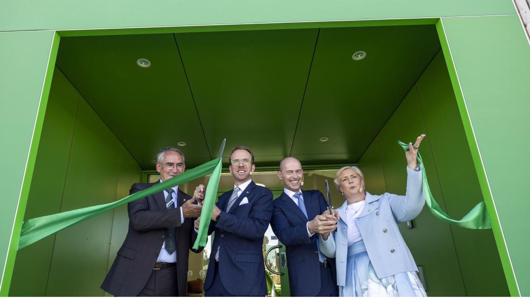 Vosslohs nya växelfabrik på Sannahed invigdes Roberto Maiorana, generaldirektör Trafikverket, Andreas Carlson, infrastruktur- och bostadsminister, Oliver Schuster, vd Vossloh och Camilla Helgesson, Sverigechef Vossloh. FOTO: Vossloh/Kasper Dudzik