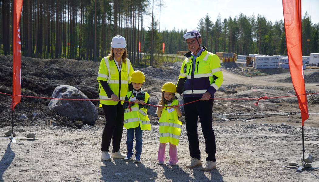 Vid byggstartseventet i Sävar knöt Trafikverkets generaldirektör Roberto Maiorana och regionaldirektör Helena Eriksson samman band tillsammans med framtidens resenärer.  Foto: Trafikverket