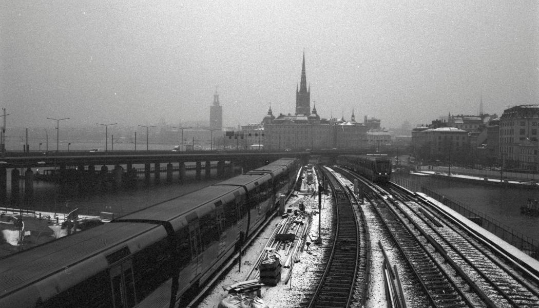 Hjul på tunnelbanetåg kan ha gummilager mellan hjulens utsida och navet för att reducera buller. De hjul som å andra sidan används på höghastighetståg har höga krav på exakta hjuldimensioner, eftersom det har en direkt inverkan på passagerarnas komfort. Foto: scott evans/unsplash