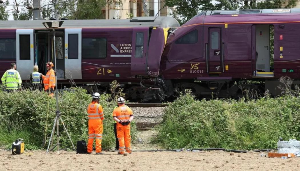Olyckstågen nära den brittiska staden Bedford. Den brittiska haverimyndigheten Rail Accident Investigation Branch (RAIB) leder nu den tekniska utredningen. Utredarna väntas granska tågens färdskrivare, signaldata, radiokommunikation, kameraövervakning och förarnas agerande före olyckan. Foto: Screen dumb (PA Media)