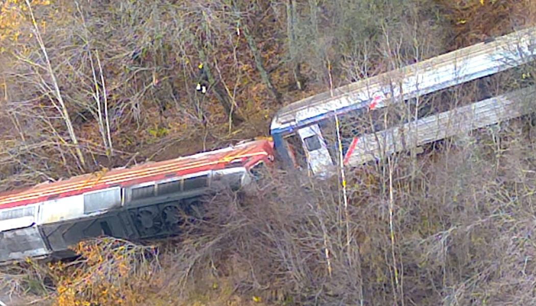 Efter olyckan stängdes både E6 och Nordlandsbanen av i området. Foto: Screenshot